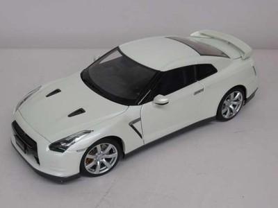 オートアート　1/18 NISSAN GT-R (R35) Amazon | オートアート (AUTOart) 1/18 日産 GT-R (R35) ニスモ