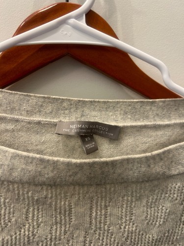 SOFT! Neiman Marcus XS The Cashmere Collection Sweater - Picture 2 of 6