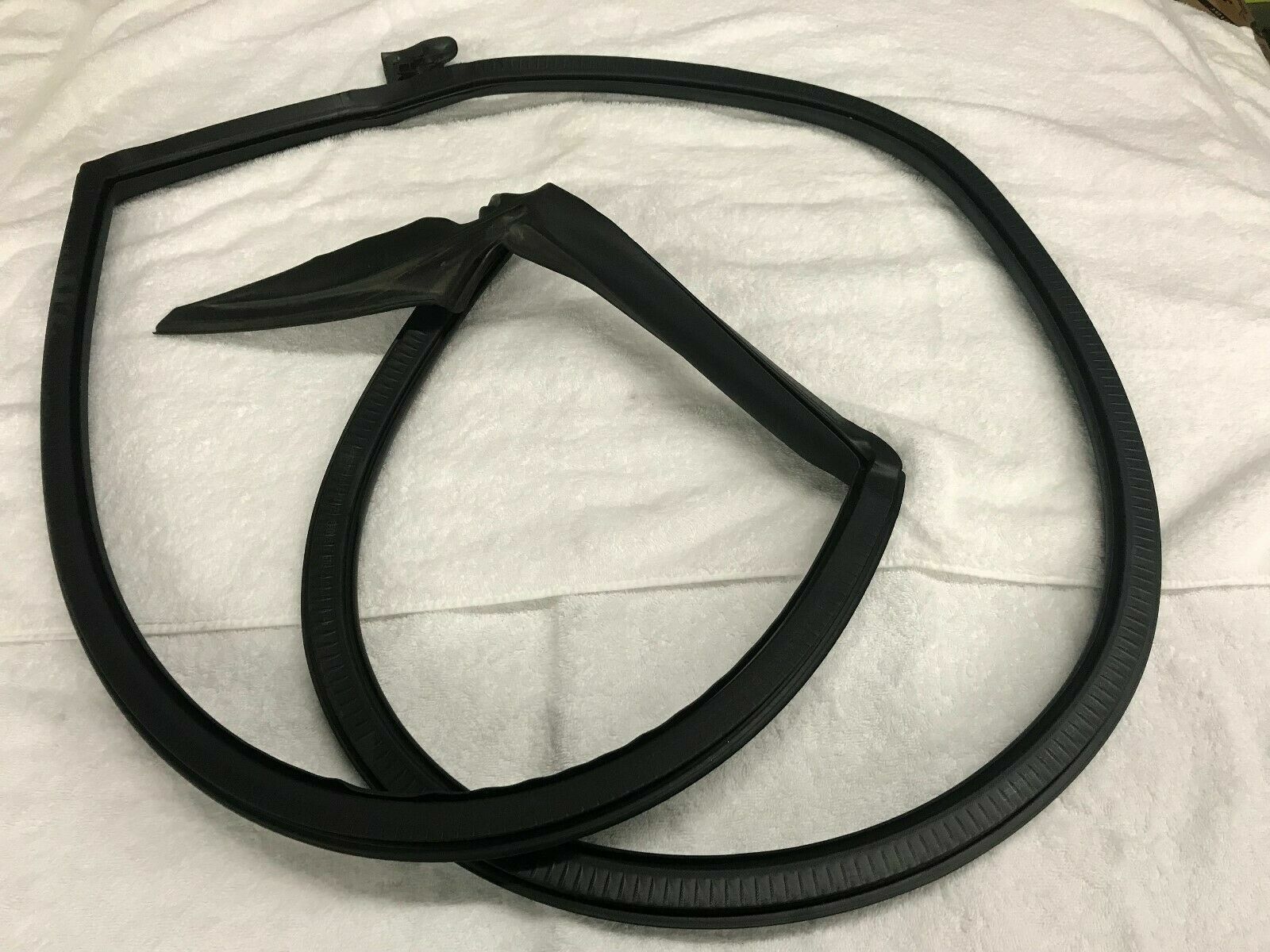 LAMBORGHINI HURACAN DRIVER LEFT SIDE DOOR RUBBER SEAL GASKET OEM 4T8831707B