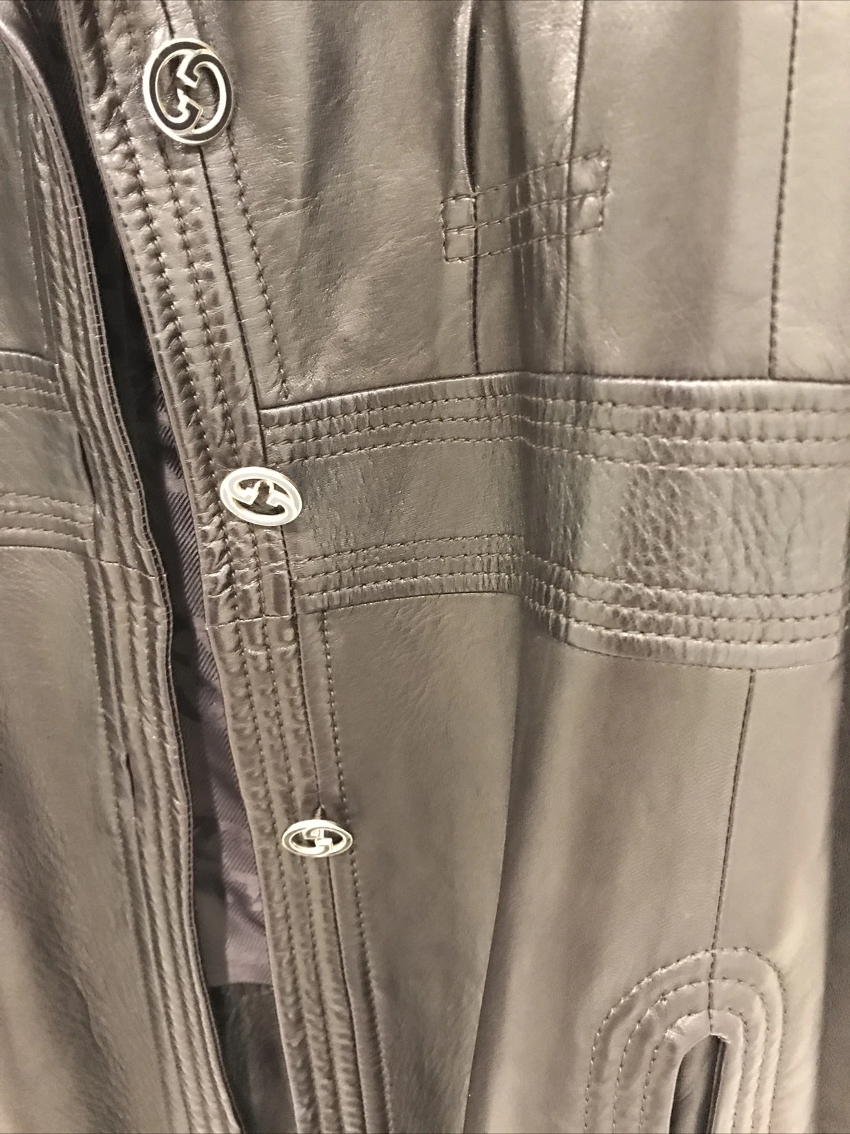 Cappotto lungo in pelle Gucci marrone cioccolato fondente.