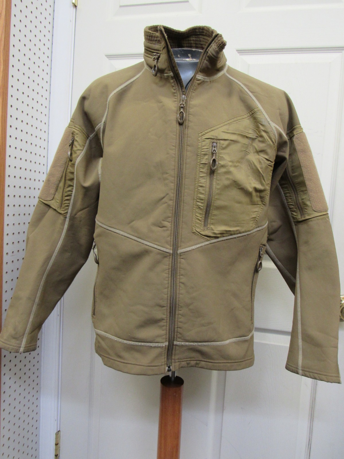 Beyond Clothing A5 Rig Softshell Jacket LARGE Coyote Tan Military USMC PCU
