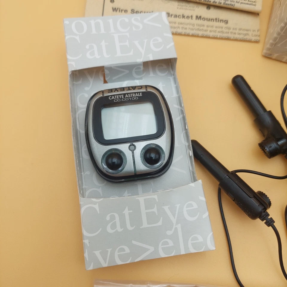 Computadora para bicicleta Cat Eye Astrale CC-CD100 N Silver Cadence Cyclo Computer NUEVA EN CAJA Foto 3 de 4