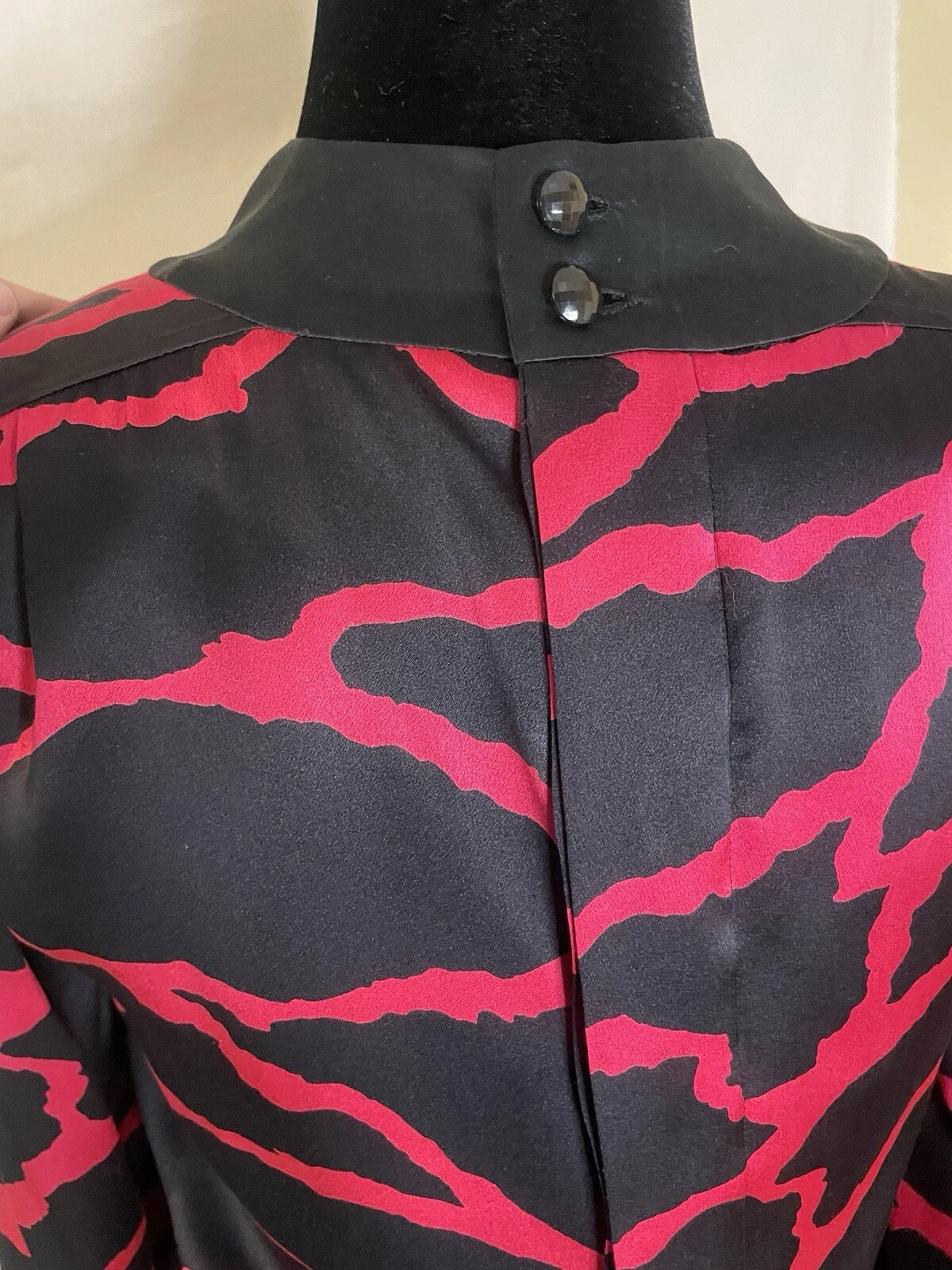 Set 2 pezzi seta Valentino Night anni 80 con gonna e top rosso nero motivo astratto