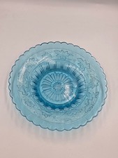 ancienne assiette en verre pressé bleu 18.5 cm decor floral - XIXe