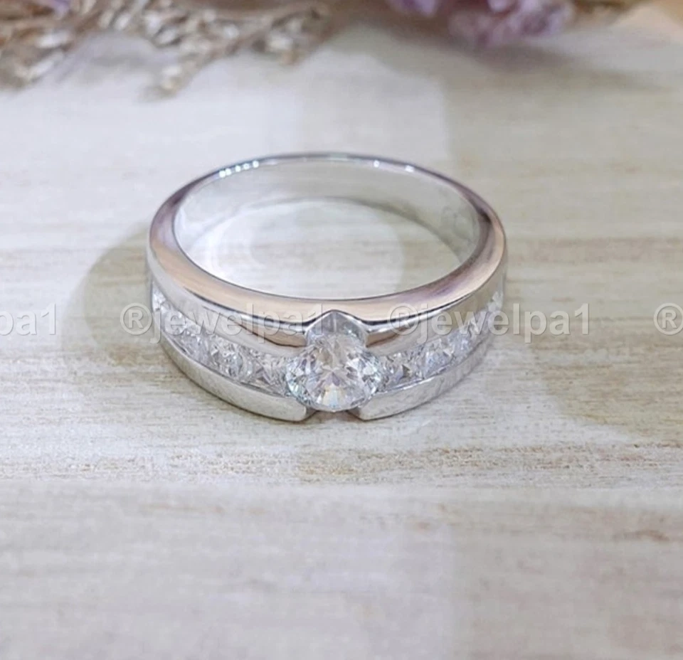 Anillo de boda moissanita para hombre de oro blanco sólido de 14 quilates excelente corte redondo 1,40 quilates Foto 3 de 4