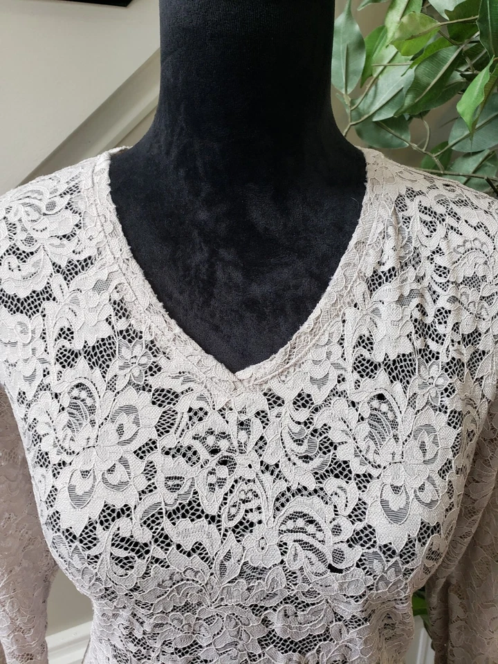 Blusa Top Feminina Logo Camadas Bege Floral Nylon Casual Decote V Manga Longa M - Imagem 4 de 4