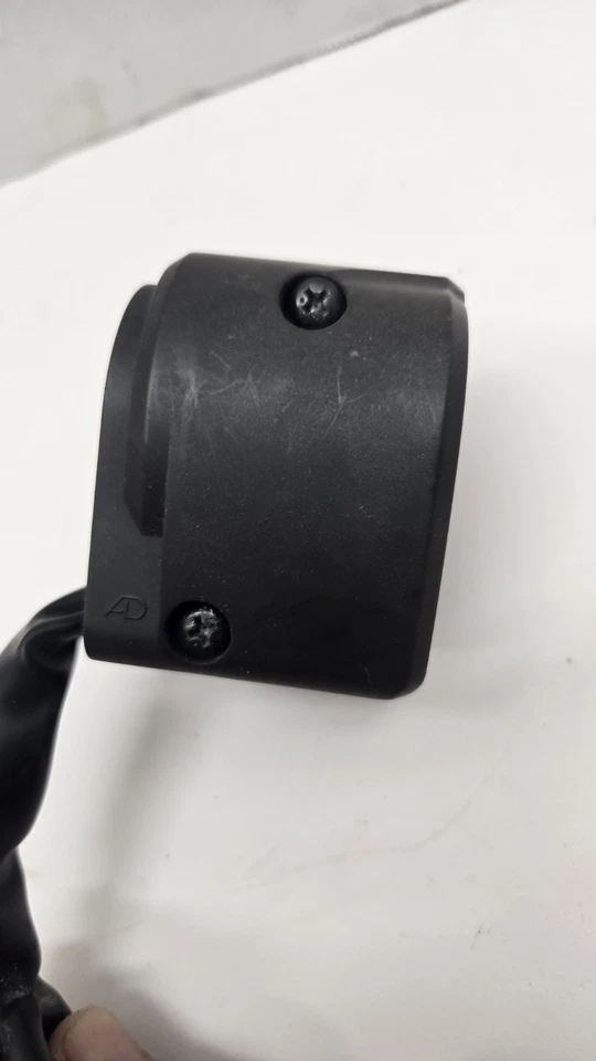 07-08 KAWASAKI NINJA ZX6R ЛЕВЫЙ ЗАЖИМ НА РУЧКЕ ПЕРЕКЛЮЧАТЕЛИ СИГНАЛОВ РУПОРА - Изображение 3 из 4