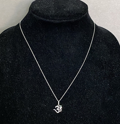 Sterling Silber OM Symbol Anhänger Charm mit grünem Stein an 19'' 925 Silber Kette