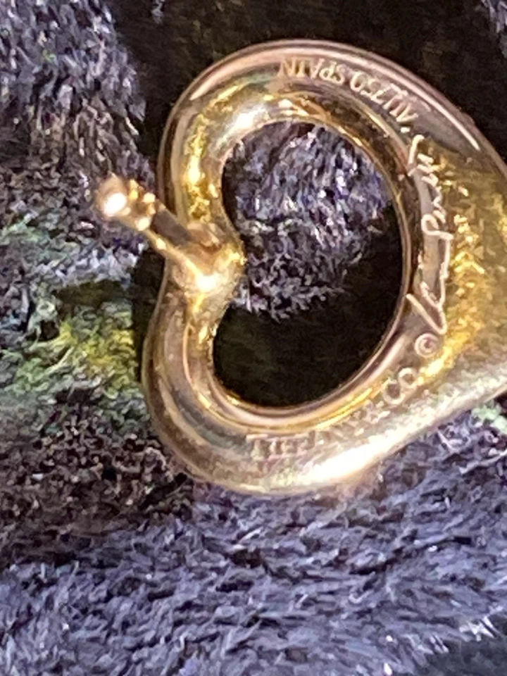 Auténticos aretes Tiffany & Co. Elsa Peretti de oro amarillo de 18 quilates corazón abierto Foto 3 de 4