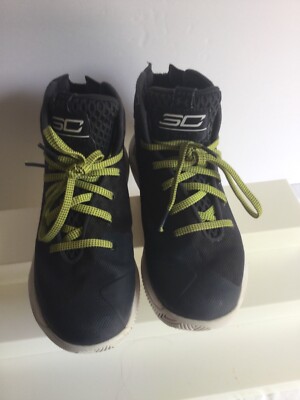 Under armour wardell sc sneaker size 4 color grey.good condition preowned 