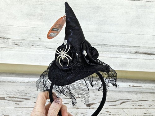 NEW Black Witch Hat Headband with Satin Roses, Spider, Tulle - Creepy Halloween - Foto 6 di 6
