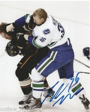 Vancouver Canucks Jannik Hansen Signed Autographed 8x10 Photo COA Fight