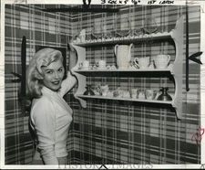 1954 Press Photo Actress Dawn Oney and U-Build Wall Shelf - pix19565