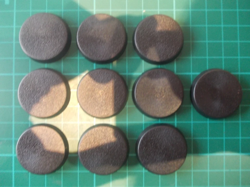 Warhammer 40K - 10 x 32mm bases, Base decor - 40k bits