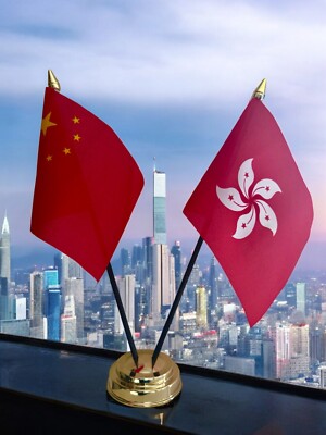 CHINA und Hongkong Tischflagge 6''x4'' 15cm x 10cm MIT FLACHEM GOLDENEM SOCKEL 25cm hoch