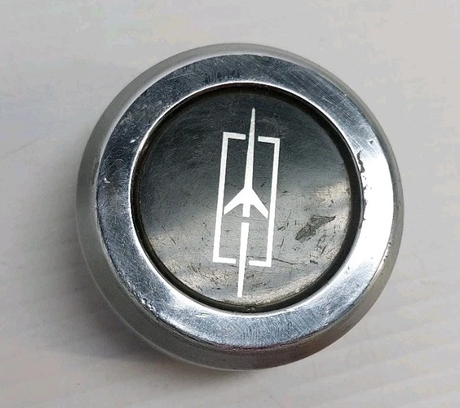 JUEGO DE 4 TAPAS CENTRALES DE RUEDA DE RALLY OLDSMOBILE CALAIS 14" OEM USADAS VINTAGE #14084127 Foto 3 de 4