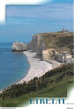 Carte Postale - 76 - Etretat - La plage - La falaise dAmont  au sommet Notre-Dam