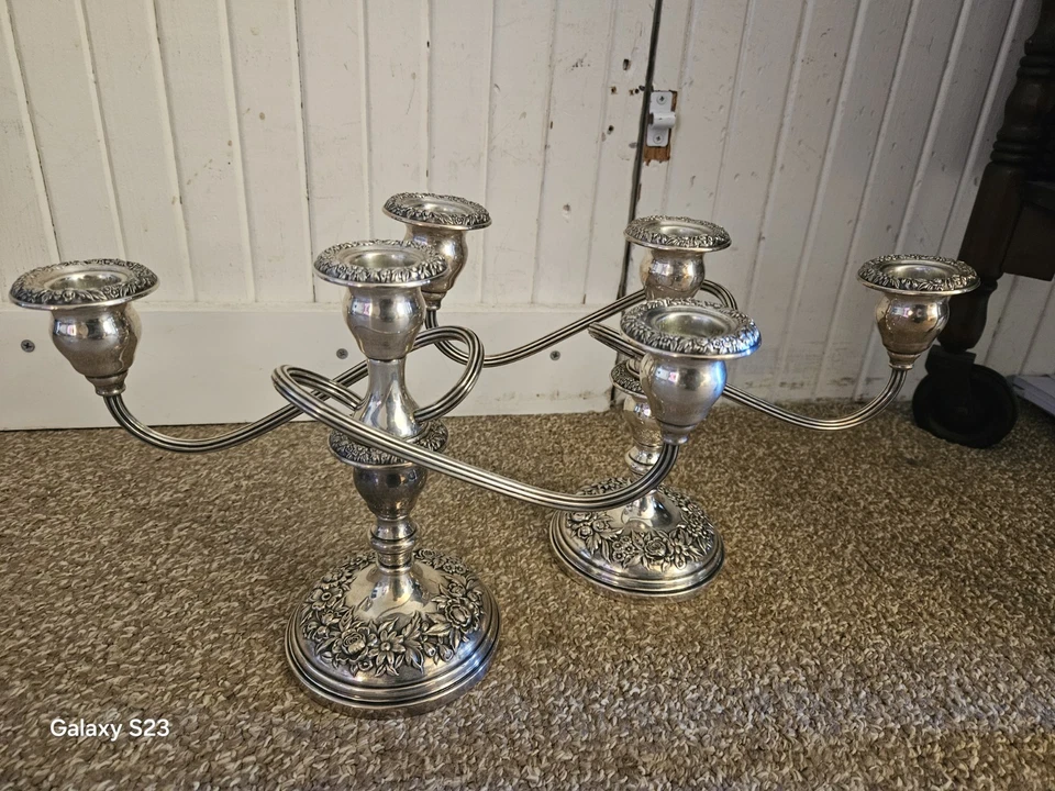 Par de castiçais S. Kirk and Son Sterling Sliver Repousse - Imagem 4 de 4