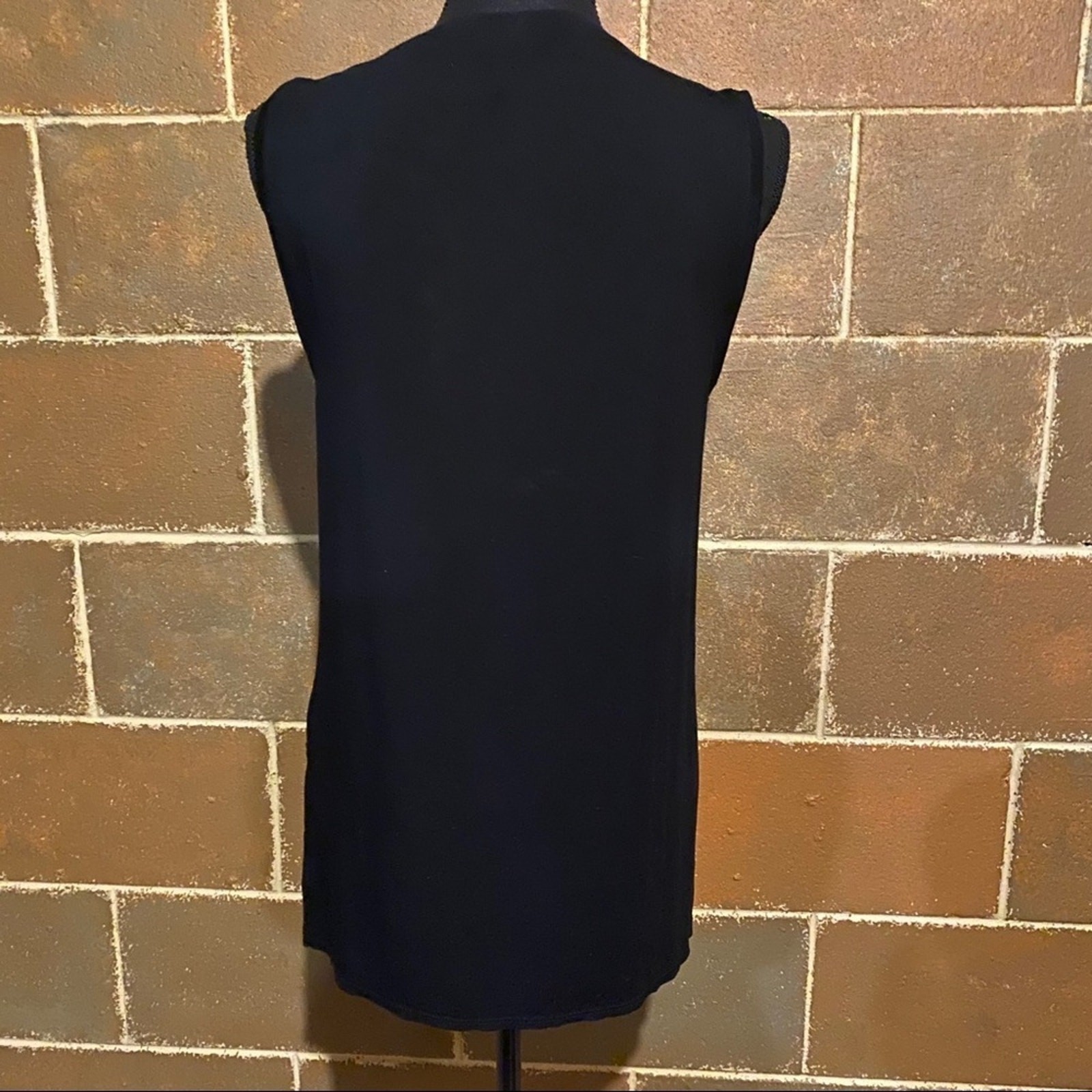 Fabletics Asymmetrical Split Bottom Activewear Ta… - image 4