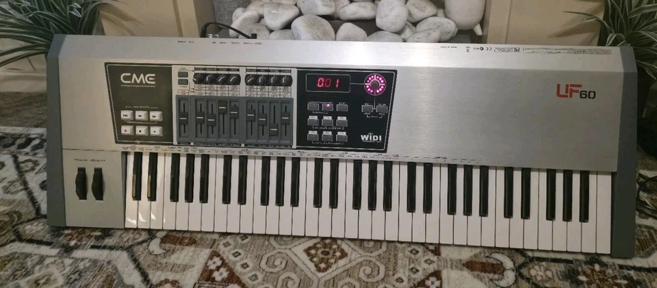 CME Uf60 MIDI Controller Keyboard - Image 4 of 4