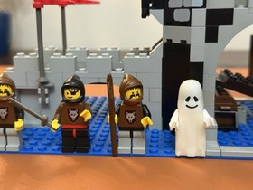 LEGO #  6075 Castle Wolfpack Tower 1992 Ghost 99% Complete ,all Minifigs.Scarce