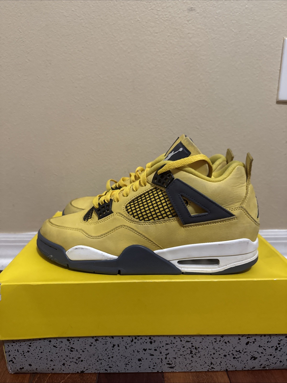 SAOLA Jordan 4 Retro Lightning Taglia 10 5 LEGGERMENTE