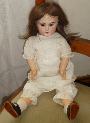 Sehr schöne alte Porzellankopfpuppe Französische Puppe L.C. mit Anker