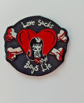 Liebe saugt Jungen Lie gebrochenes Herz Horror Bügelbild Patch Satin 7 cm Halloween