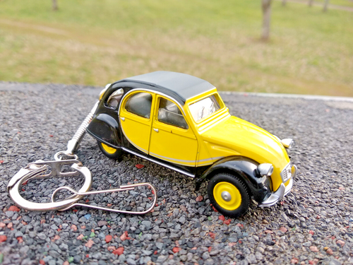 Voiture De Sport Super Spéciale à Moteur Central Jaune Métallisé