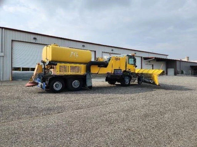 2008 Boschung Airport Runway Snow Plow Truck 28 Ft snow plow 10k Mile MAKE OFFER - Image 4 of 4