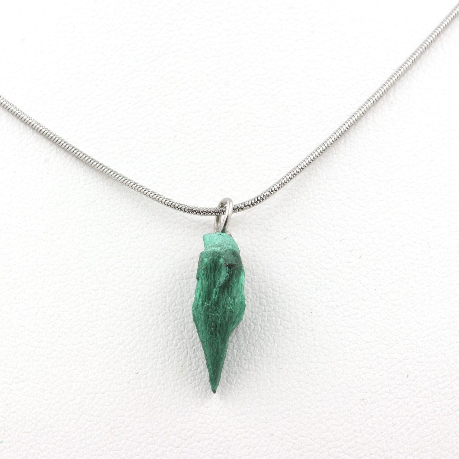 Collier Malachite brute 5.05 ct idéal pour sublimer vos tenues bohèmes au quotidien