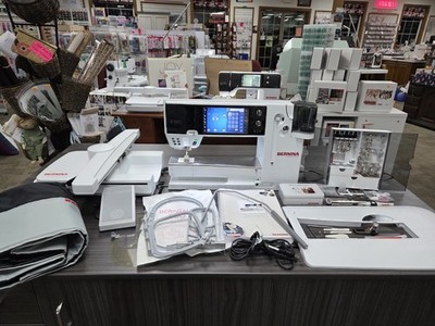 Bernina 880 Sewing/Quilting/Embroidery Machine! Professionally Serviced!