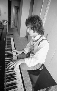 Doris Nieh negative-Billy Joel at his piano-early 1970s n301438