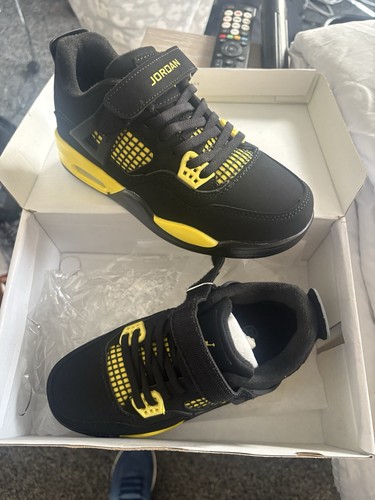 Unisex Kids Black/Yellow Low Top Trainers UK 11.5 Logo New w/ Box