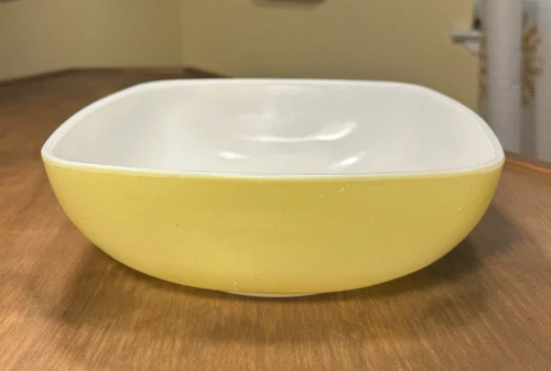Vintage Pyrex 525B Primary Yellow 2 1/2 Qt. Square Hostess Ovenware Bowl USA