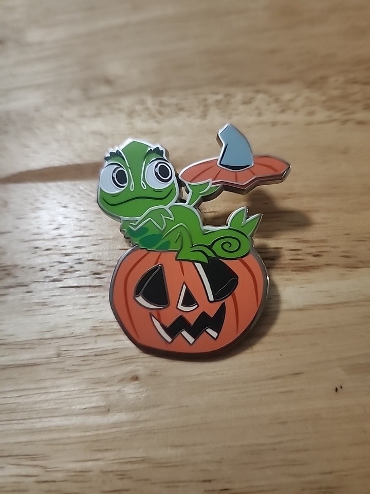 Disney DLRP DLP Disneyland Paris Pascal Halloween Pumpkin Pin 2021