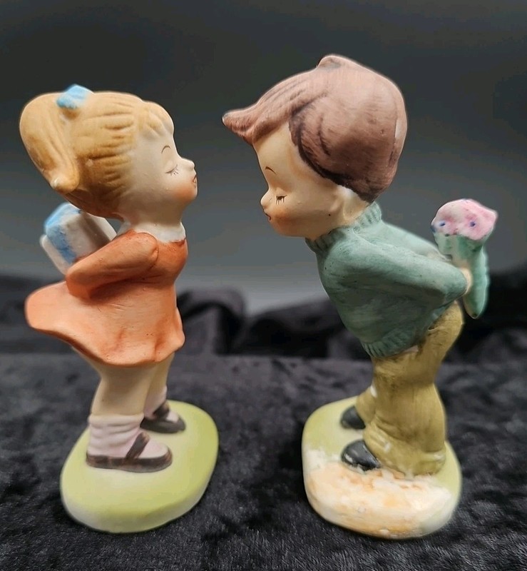Vintage WIW Kissing Sweetheart Porcelain Bisque 4" Figurines - Taiwan