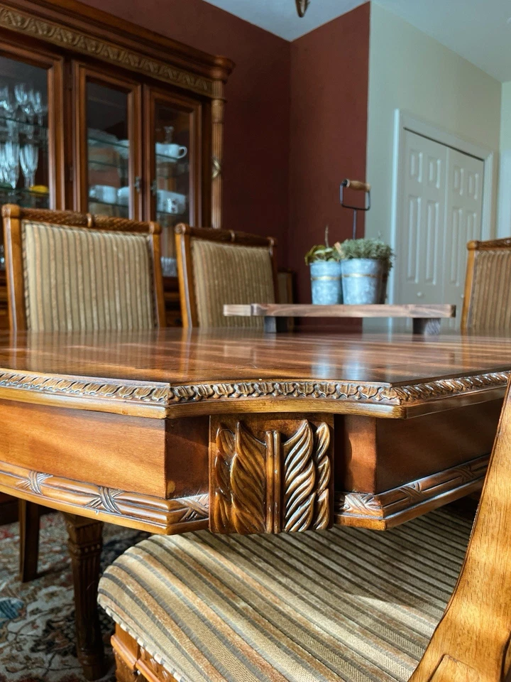 Juego completo de comedor (8 sillas, mesa, armario de porcelana de 2 piezas, espejo buffet) Foto 3 de 4