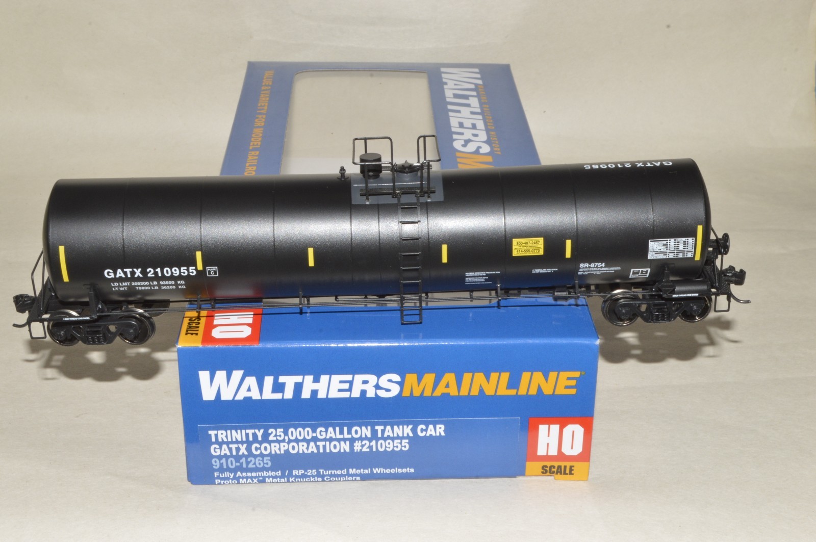 HO scale Walthers GATX Corporation Lease Trinity 25k gallon tank car train