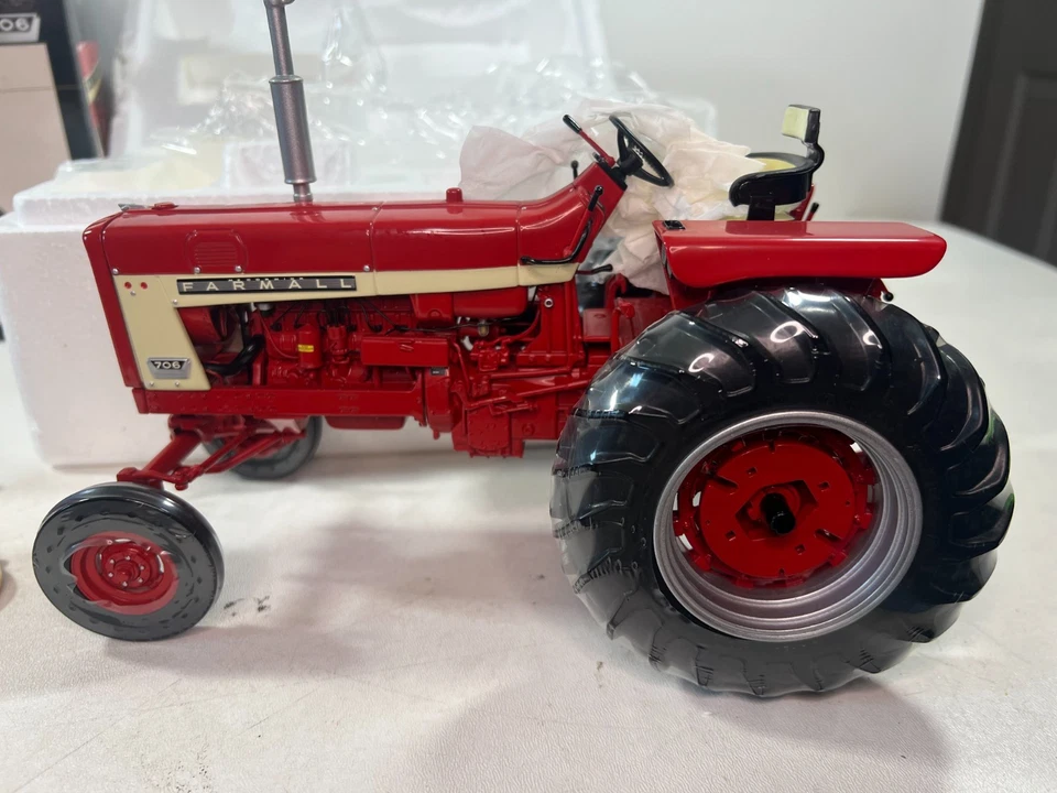 Ertl Precision Series FARMALL 706 Tractor Die Cast #14129 NIB 1/16 - Image 4 of 4