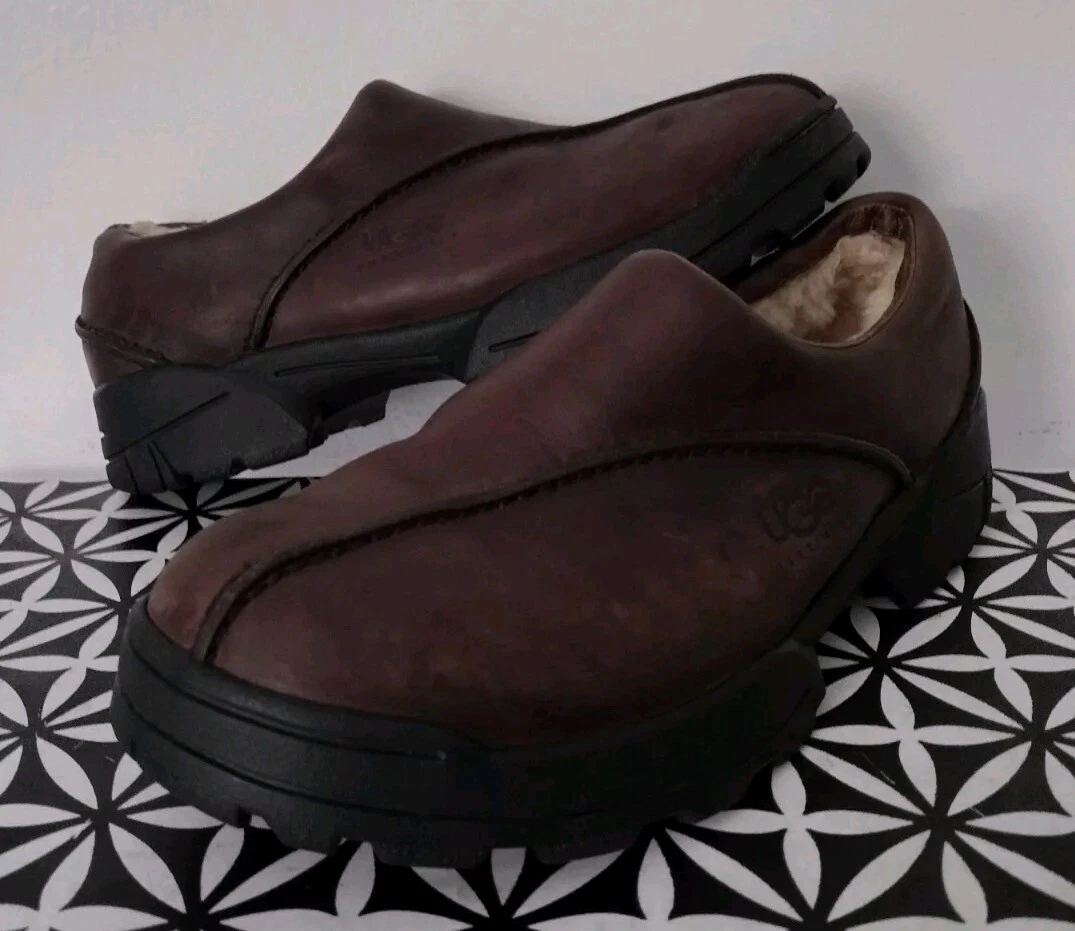 Mocassini slip on UGG da uomo in pelle marrone foderati in shearling taglia 8