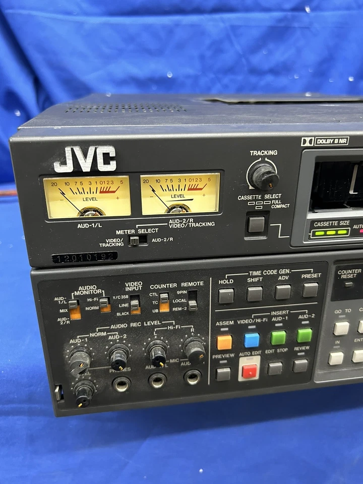 JVC BR-S822DXU Video Cassette Recorder VHS VHSC ungetestet schaltet ein - Bild 2 von 4