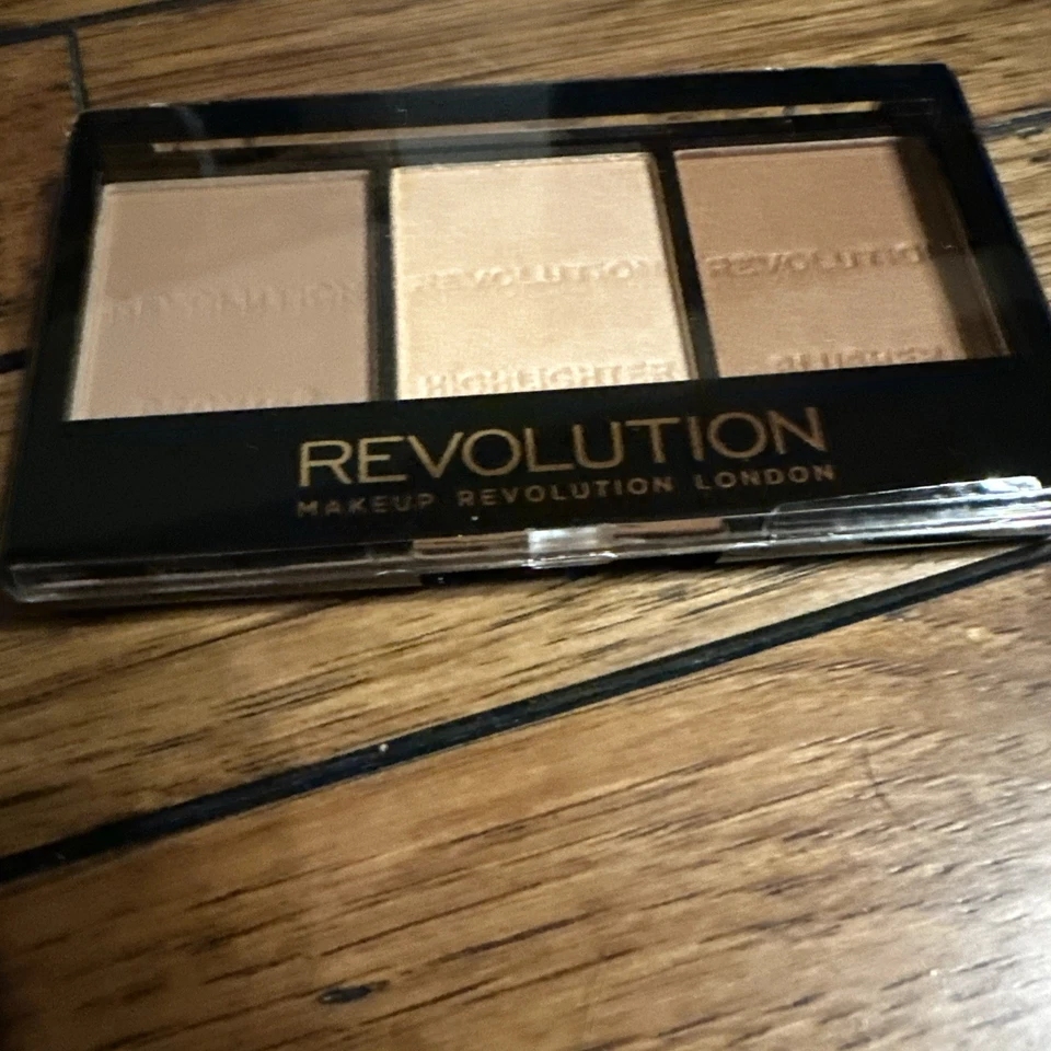 Revolution Makeup Ultra Contouring Makeup Palette Light Medium C04 New - Image 2 of 3