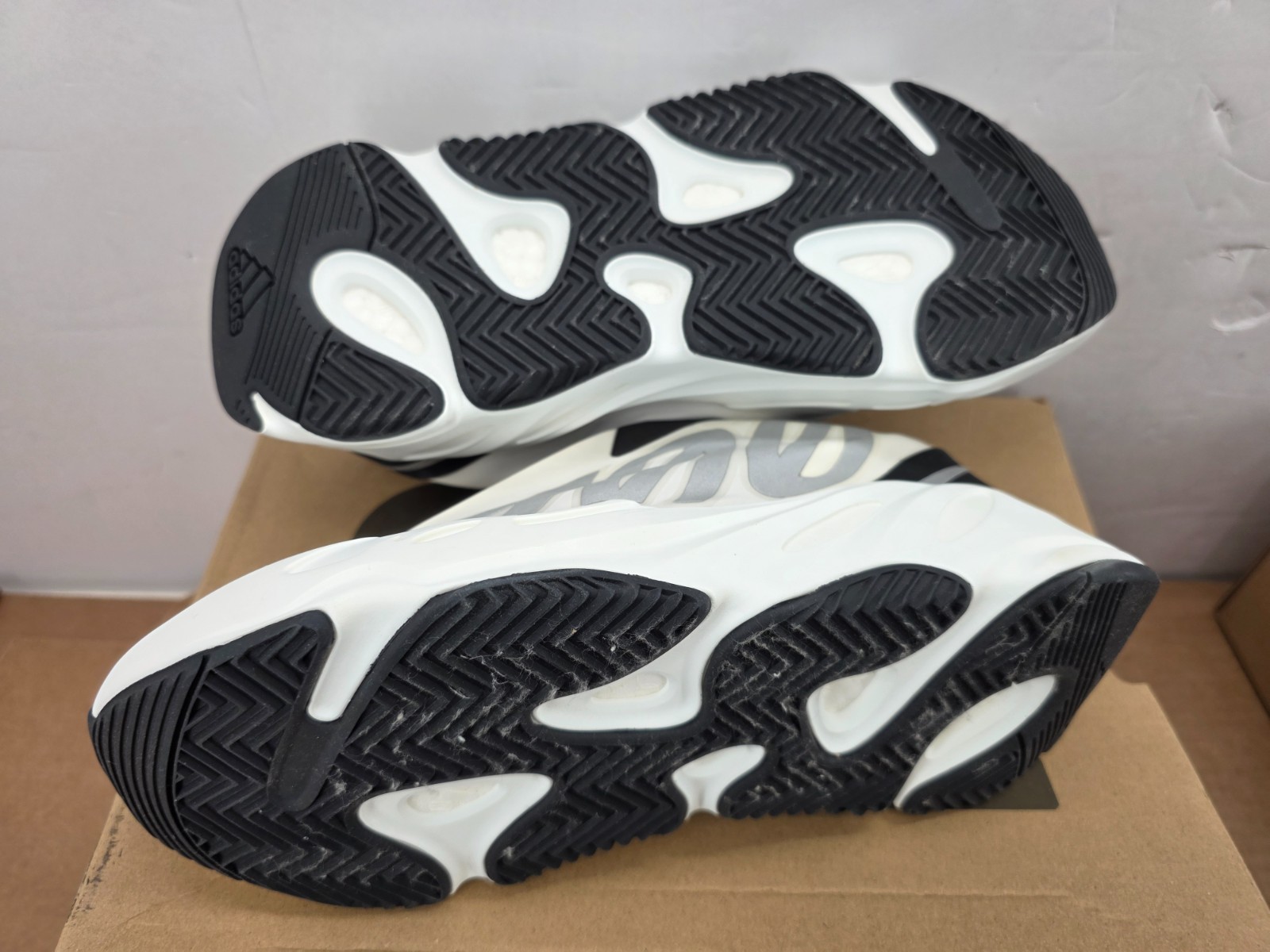 Size 8.5 - adidas Yeezy Boost 700 MNVNLaceless Analog Mens Shoes thumbnail 12