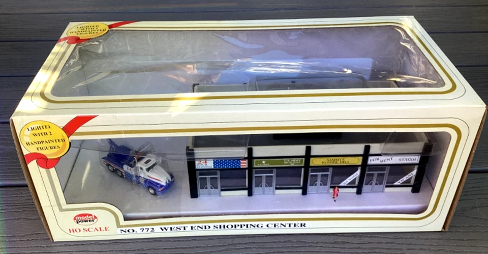 MODEL POWER 1/87 HO WEST END SHOPPING CENTRE W/ LIGHTS, 2 FIGURES, TOW TRUCK 772 - Image 3 of 4