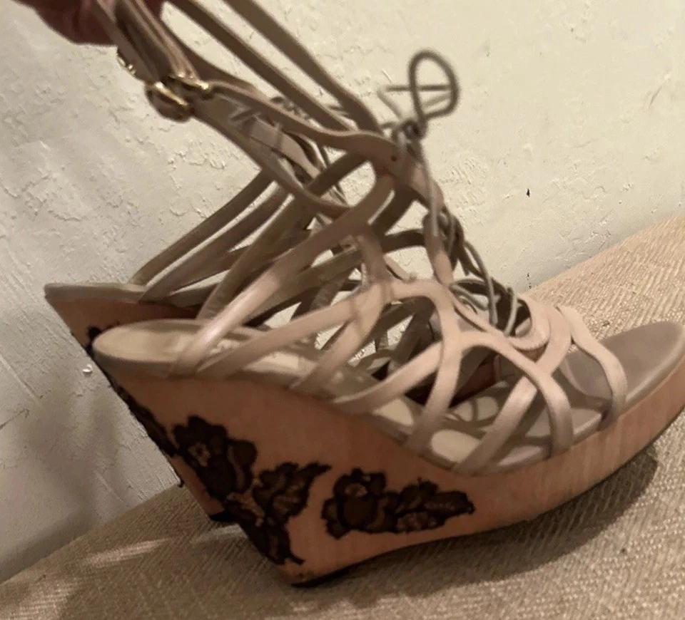 VALENTINO GARAVANI NUDE LEATHER CAGE LACE WOODEN LACE WEDGES SANDALS 39 - Image 4 of 4