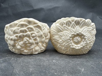 PAAR PARTYLITE RELIEF GEFORMT WEISS PORZELLAN SCHALEN FLORAL BLUMENDESIGN