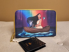 Cartera Loungefly Disney Pocahontas Just around the River Bend con cremallera alrededor NUEVA