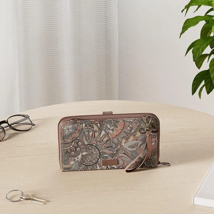 Cartera/muñequera para teléfono inteligente Sakroots Artist Circle con correa bandolera Foto 2 de 4