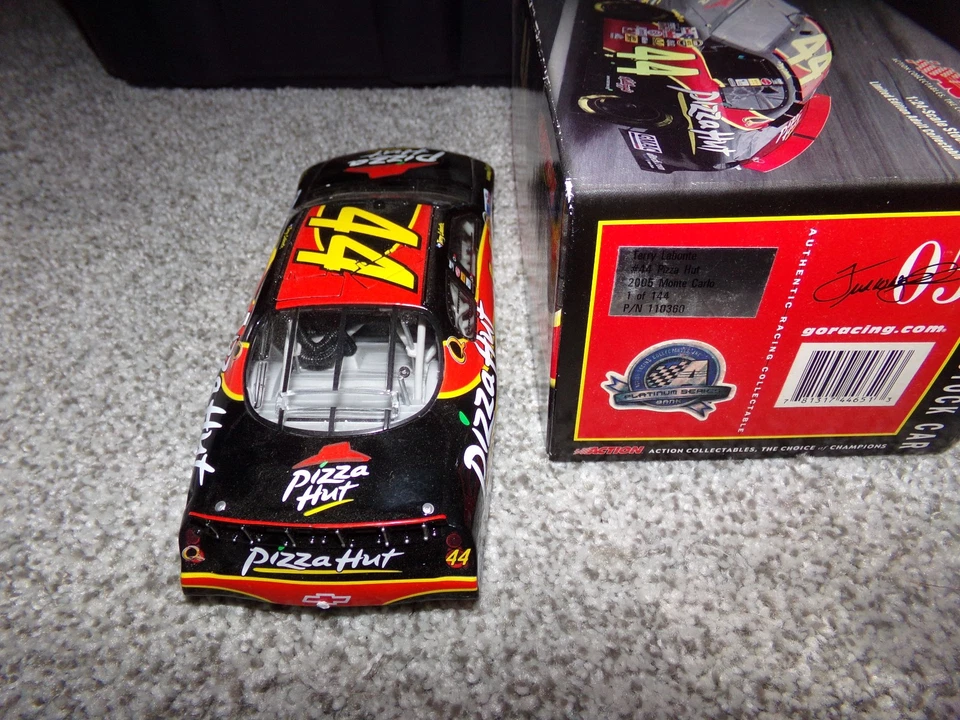 1/24 TERRY LABONTE #44 PIZZA HUT CWB  2005 ACTION NASCAR DIECAST 1 OF 144 MADE - Image 4 of 4